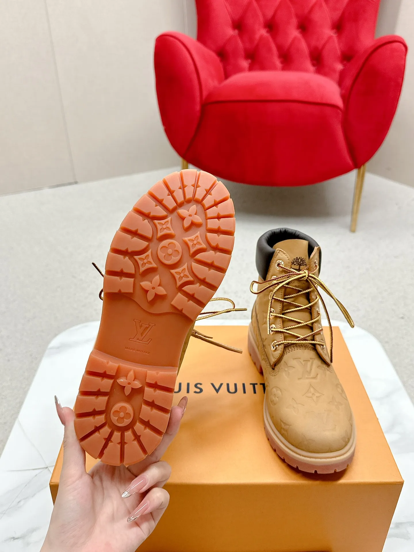 👟👟Ex-factory price 700👟👟 LV’s unbeatable co-branded Martin boots grandly launch Louis Vuitton x Timberland boots. LV x Timberland Timberland co-branded presbyopic rhubarb boots and ankle boots. LV x Timberland ankle boots are made of Monogram embossed waterproof nubuck cow leather. Relying on the brand's exquisite craftsmanship, the classic Timberland 6-inch boot shape is carefully reshaped in Italy, making an eye-catching appearance in American workwear style. Women's size 35-40 (41 is custom-made and non-refundable)
